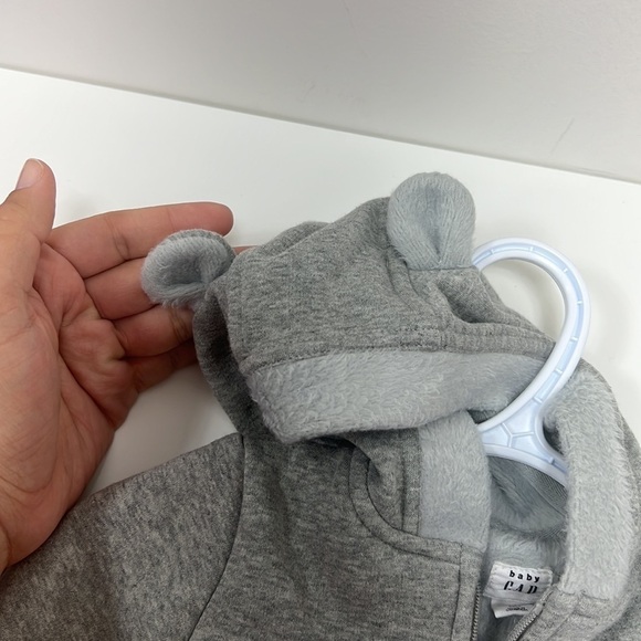 Baby gap size 3 to 6 month to pieces, sweat, jacket, and sweatpants - Picture 3 of 6